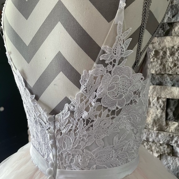 Wedding gown - Picture 3 of 8